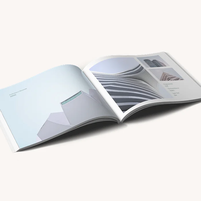 Livre photo à couverture souple ouvert présentant des images d'architecture. 
